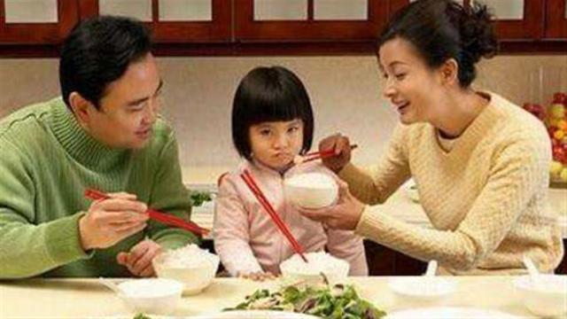 孩子上幼儿园就&quot;长膘&quot;，还说家里饭菜不香，妈妈看到照片难以置信
