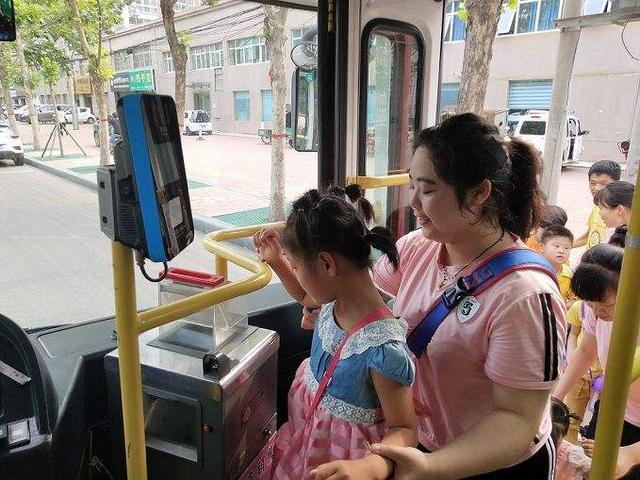 孩子公交上“拉臭臭”，乘客怨声不断，一旁妈妈的做法让人称赞
