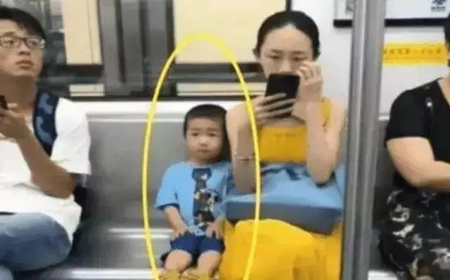 3岁小宝宝地铁上走红，这就是教养，孩子太可爱了