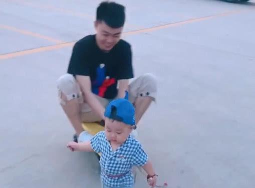 “小车夫宝宝”拉奶爸出门遛弯火了，为了这个家也是操碎了心