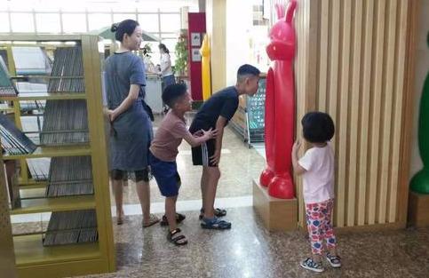 本以为孩子小不用学习，可看到图书馆里的孩子，彻底不淡定了