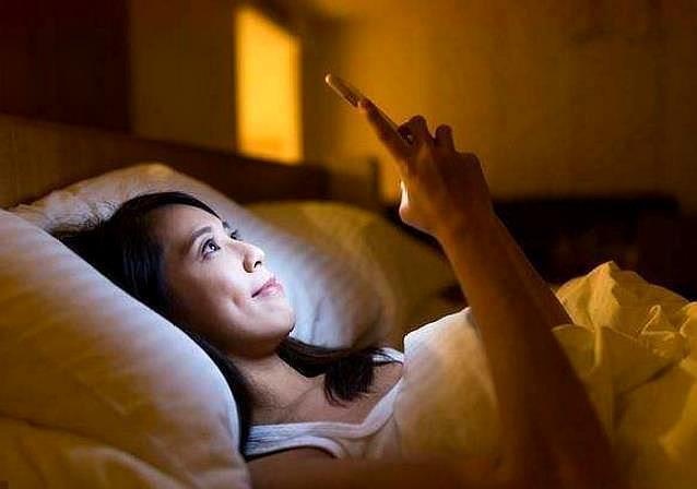 孕妇经常熬夜玩手机，宝宝出生后，很可能会出现2种情况