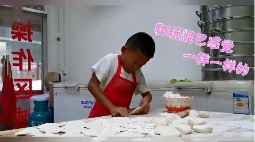 懂事的孩子！7岁男孩帮爸爸擀饺子皮：要擀到上大学