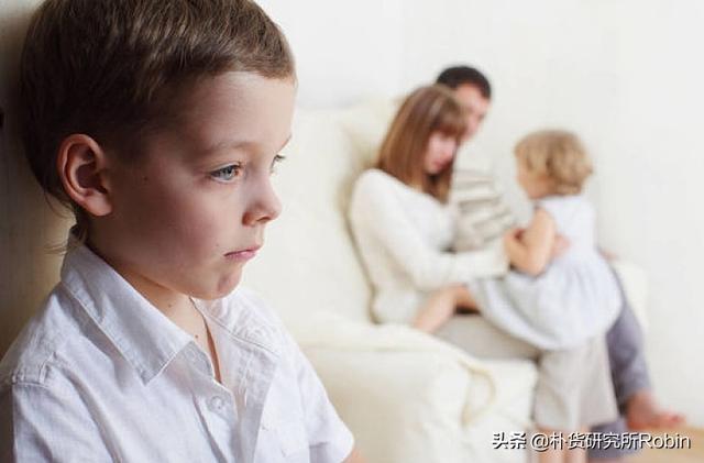 孩子嫉妒心很强，经常排斥、敌视别人，父母该如何正确对待？