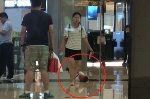 萌娃哭闹满地打滚，爸妈做法亮了，网友：居然不按套路来