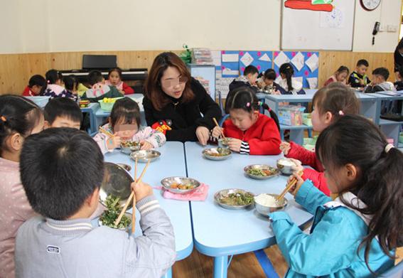想要让孩子在幼儿园，吃得饱又吃的好，家长需要做好这三点