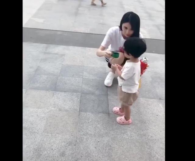 当你的孩子被小姨带的时候，画风是这样的，网友：最称职的小姨