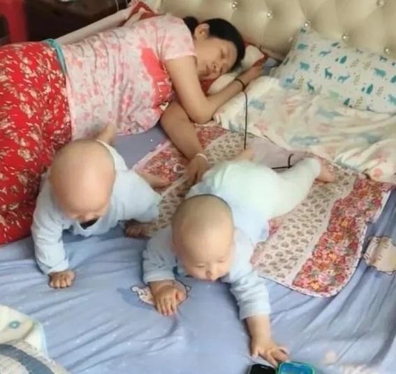 妈妈累了要睡觉，为防止双胞胎宝宝摔下去，宝妈做法惹争议