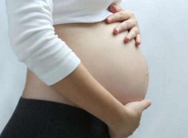 孕妇经常熬夜玩手机，宝宝出生后，很可能会出现2种情况