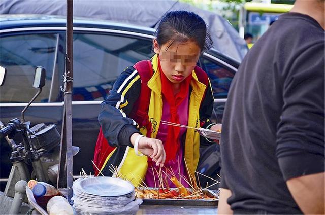 这些零食已被列入“黑名单”，对身体没好处，家长要管好孩子的嘴