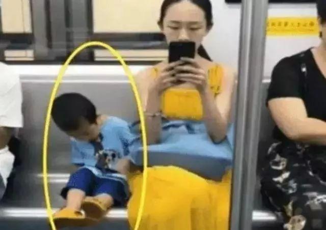 3岁小宝宝地铁上走红，这就是教养，孩子太可爱了