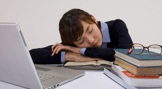 中午不睡下午崩溃 那中午睡多久合适呢？