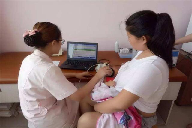 女儿听不到妈妈喊话，还经常挠耳朵？医生检查后发现“耳道堵塞”
