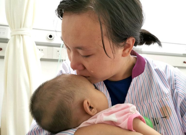 女婴患有先心病，需要25万医疗费，妈妈吃25元面被说太奢侈