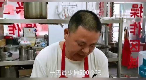 懂事的孩子！7岁男孩帮爸爸擀饺子皮：要擀到上大学