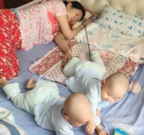 妈妈累了要睡觉，为防止双胞胎宝宝摔下去，宝妈做法惹争议