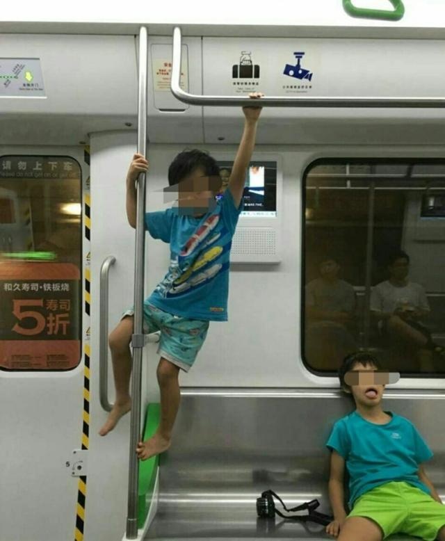 三岁地铁宝宝火了：孩子有教养的样子，是最美的姿态