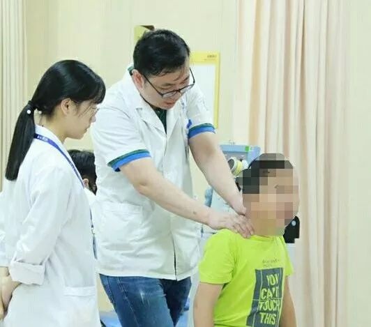 暑假快过完杭州10岁男孩竟然得了“手机脖” 妈妈急疯：站直啊！站直！