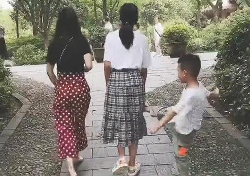 辣妈“怂恿”姐姐趁早打弟弟火了，弟弟：我是从垃圾桶捡来的？