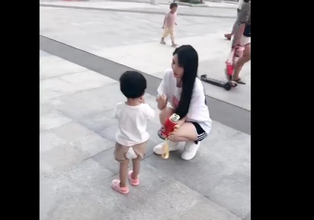 当你的孩子被小姨带的时候，画风是这样的，网友：最称职的小姨