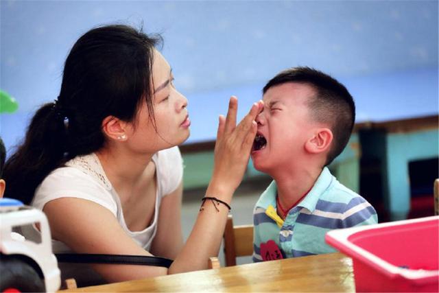 孩子上幼儿园从来不哭，妈妈很自豪，专家坦言：错，哭才是好事