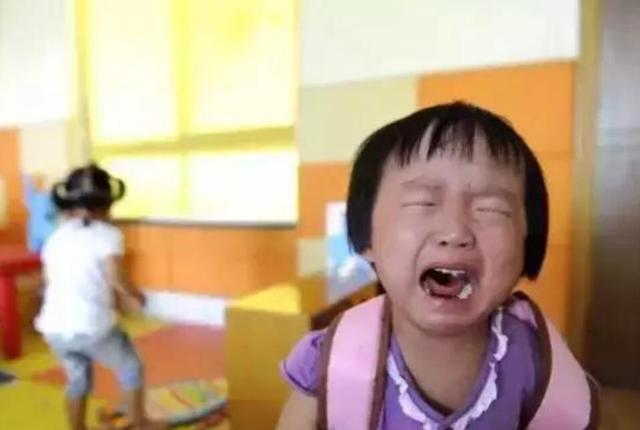 “最熊老爸”！送娃上学后爸爸哭到不行，宝妈：我该怎样管理表情