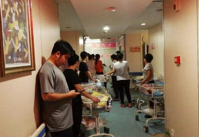 宝妈带娃寻死，硬往孩子嘴里灌农药！压垮二胎妈妈的稻草其实很重