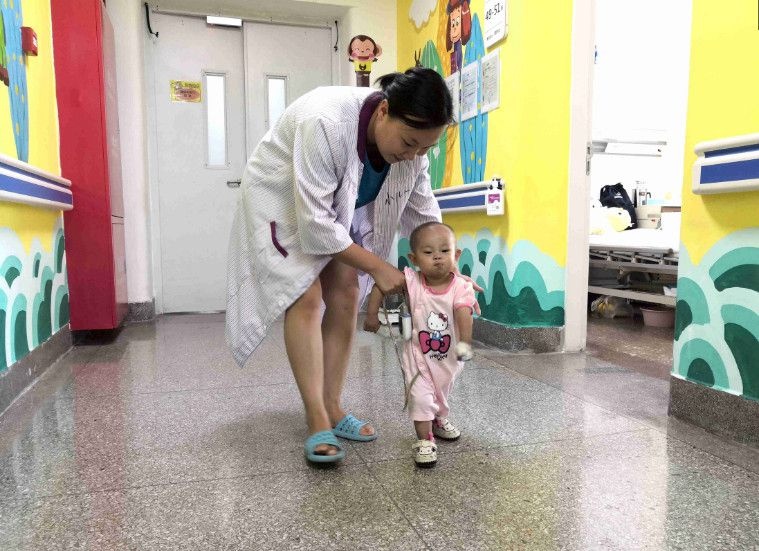 女婴患有先心病，需要25万医疗费，妈妈吃25元面被说太奢侈