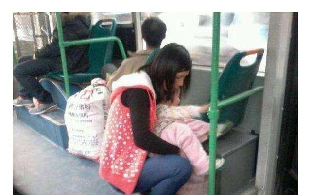 孩子公交上“拉臭臭”，乘客怨声不断，一旁妈妈的做法让人称赞