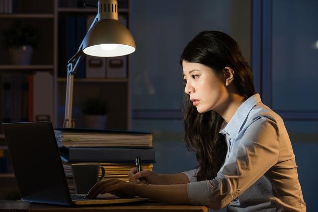 孕妇熬夜时，胎儿在做什么，对胎儿有啥影响？孕妈看完不敢再熬夜