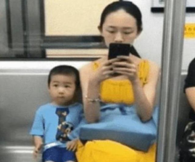 三岁地铁宝宝火了：孩子有教养的样子，是最美的姿态