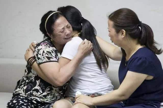 宝妈带娃寻死，硬往孩子嘴里灌农药！压垮二胎妈妈的稻草其实很重