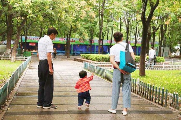 别不信，孩子跟妈妈睡和跟奶奶睡差别很大，将决定他一生的性格