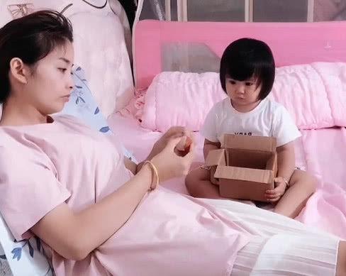 超享受宝妈”被娃伺候火了，萌娃一脸无辜：这是人干的事吗？