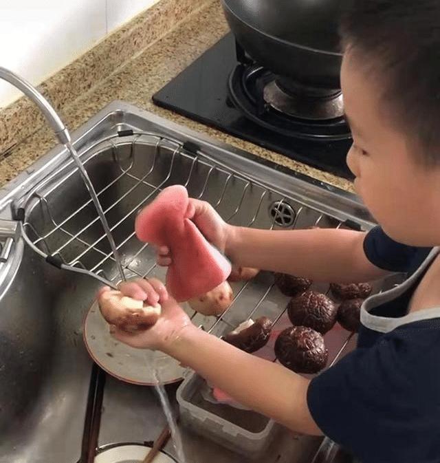孩子的逻辑多可爱？宝爸让娃洗蘑菇，洗好后网友：别，快秃了