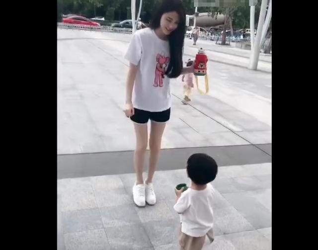 当你的孩子被小姨带的时候，画风是这样的，网友：最称职的小姨