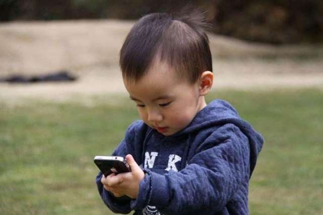 4岁孩子玩手机成瘾，宝妈强制夺过后，竟然发疯似地咬妈妈！