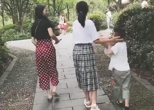 辣妈“怂恿”姐姐趁早打弟弟火了，弟弟：我是从垃圾桶捡来的？