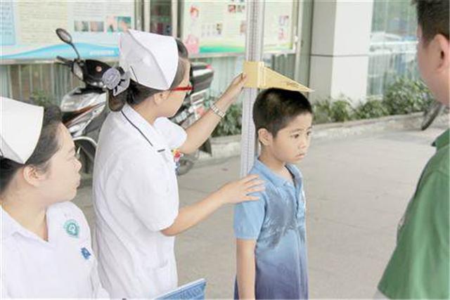 8岁男童比7岁表弟矮一头，罪魁祸首却是汤？家长别再乱“投医”