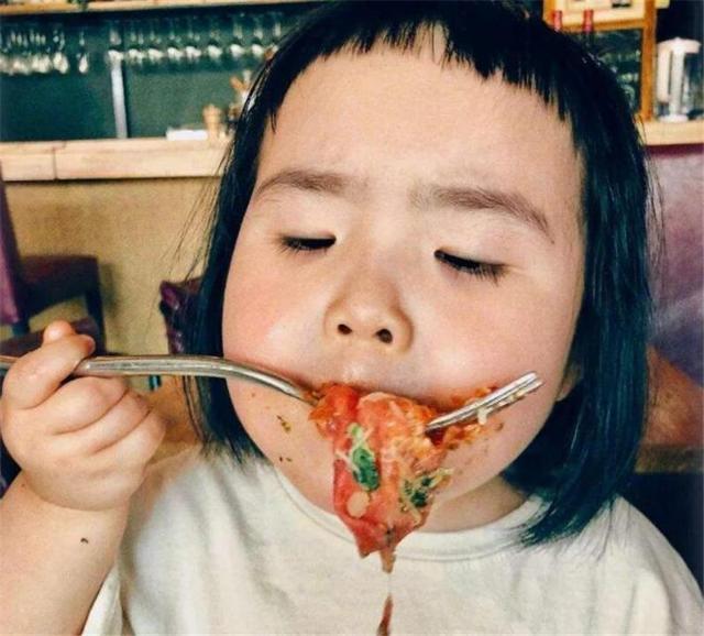 女儿一上幼儿园就“长膘”，每顿吃两碗，看到照片妈妈不敢相信