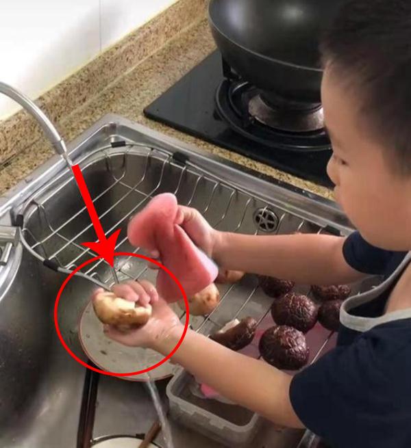 爸爸让儿子洗香菇，儿子给香菇“抛光”，这秃噜皮香菇您满意吗？
