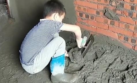 “抹灰工宝宝”走红，龙生龙凤生凤，龙王爷的儿子都会水！