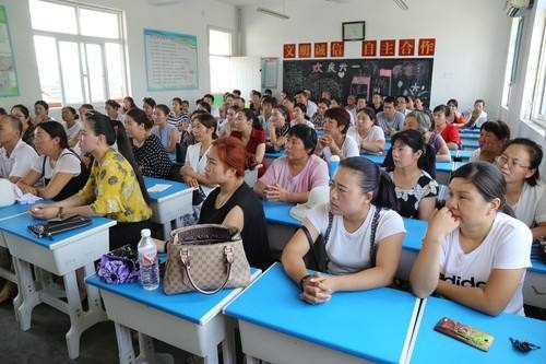 去开家长会，家长尽量不要有3种打扮，可能会让孩子很“难受”