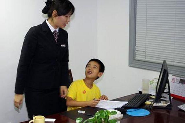 ?宝妈带孩子上班，被老板辞退，孩子说的话让老板脸都红了