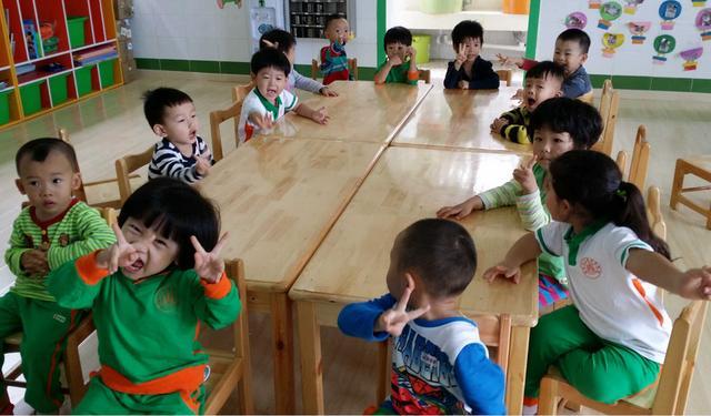宝妈在家长群发错信息，刚撤回就接到电话：你孩子被开除了