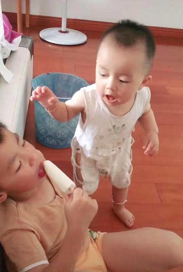 哥哥吃雪糕，弟弟站一旁口水直流，网友急坏了：赶紧动手去抢啊