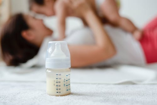 产后妈妈没有喂母乳，遭婆婆指责，儿媳灵魂拷问：妈妈就不是人吗