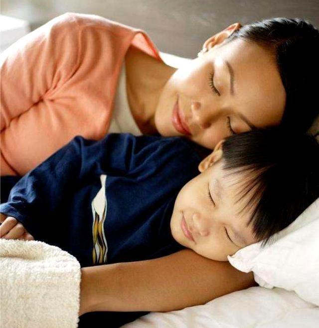 15岁男孩睡觉“太黏妈妈”，在学校闹出笑话，妈妈后悔不迭