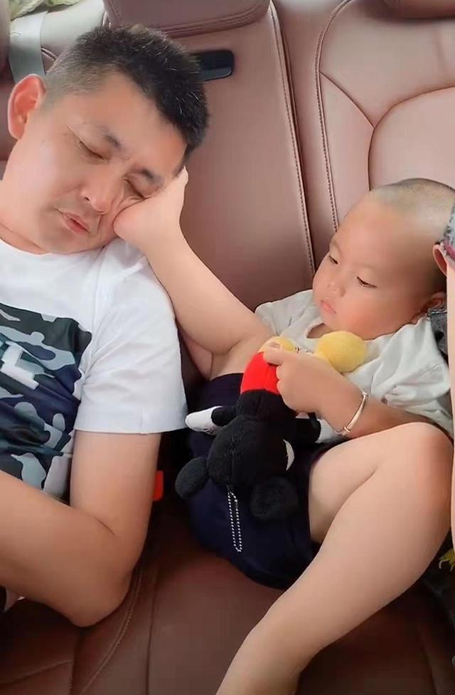 爸爸在车上打瞌睡，宝宝用小脚丫支撑爸爸的脑袋，网友：暖心宝宝