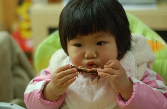 为了工作把1岁孩子交给奶奶带，3个月后传来照片，宝妈想辞职了